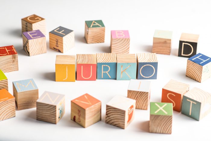 drevené kocky s abecedou